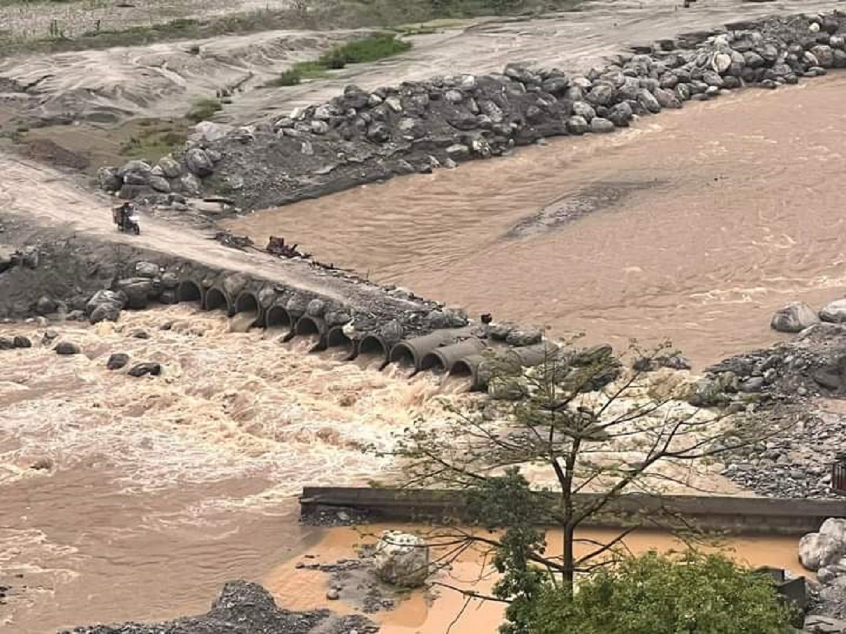 मेलम्चीमा बाढी आउँदा अस्थायी पुलमा क्षति