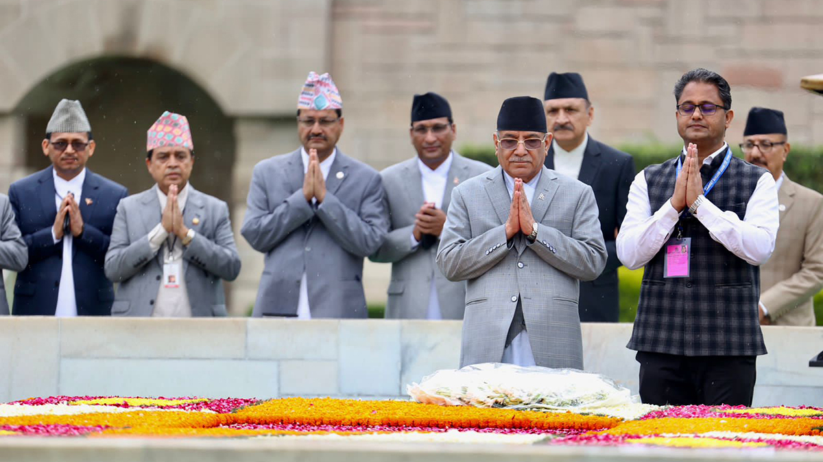 भारत भ्रमणमा रहनुभएका प्रधानमन्त्री प्रचण्ड राजघाटमा, महात्मागान्धीप्रति सम्मान