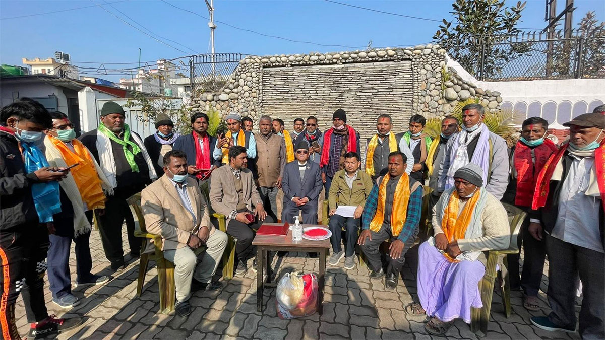 कांग्रेस र एमालेका दुई दर्जन नेता, कार्यकर्ता माओवादीमा प्रवेश