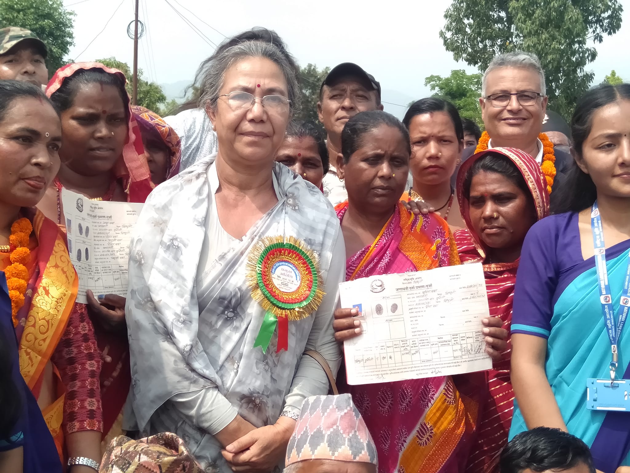 मन्त्री श्रेष्ठद्वारा सिन्धुलीको दुधौलीका भूमिहीन १०६ घरपरिवारलाई जग्गाधनी पूर्जा वितरण