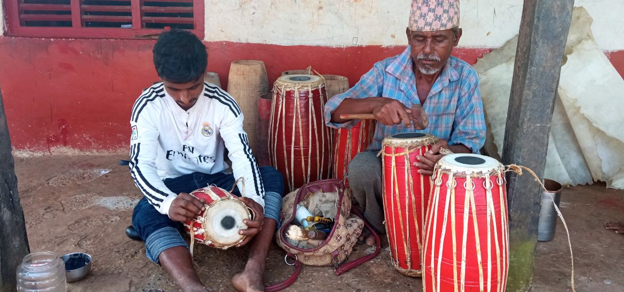 मादल बनाउने पेसा धान्दै ‘रामबहादुर’