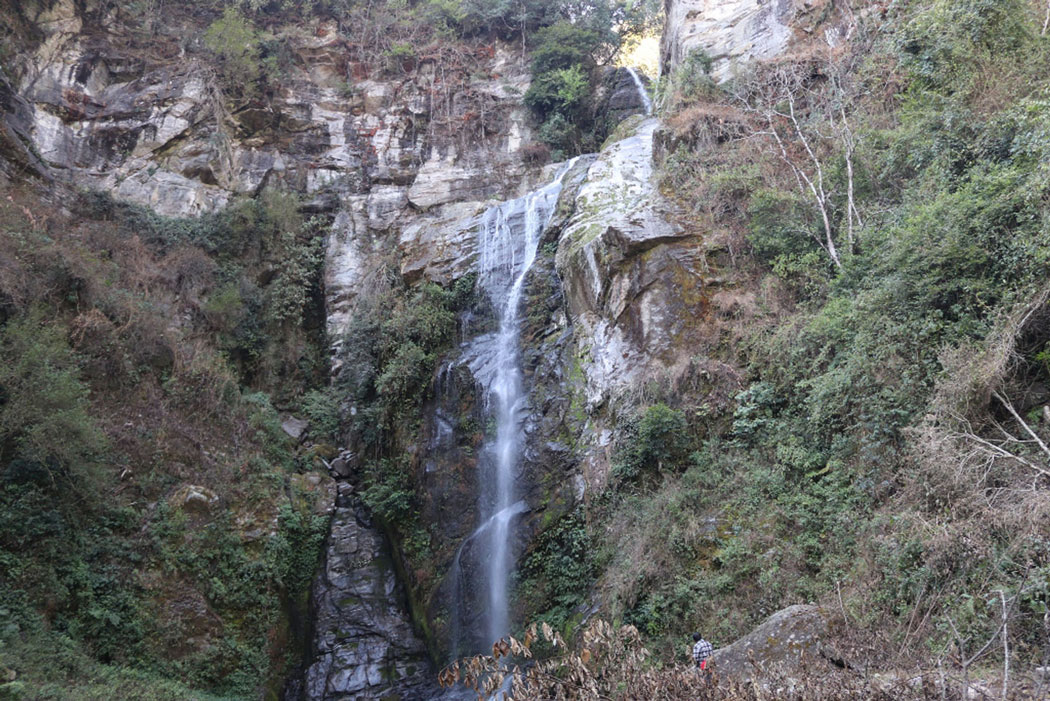 पर्यटकको आकर्षणको केन्द्र बन्दै भोजपुरको महभिर झरना