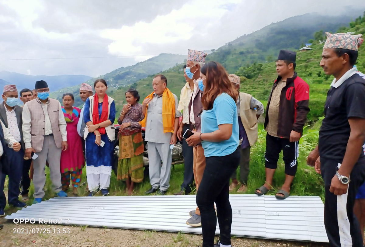 पहिरोपीडितलाई भेट्न संघीय सांसद, प्रदेश उपसभामुख र मन्त्री शिखरबेंसीमा