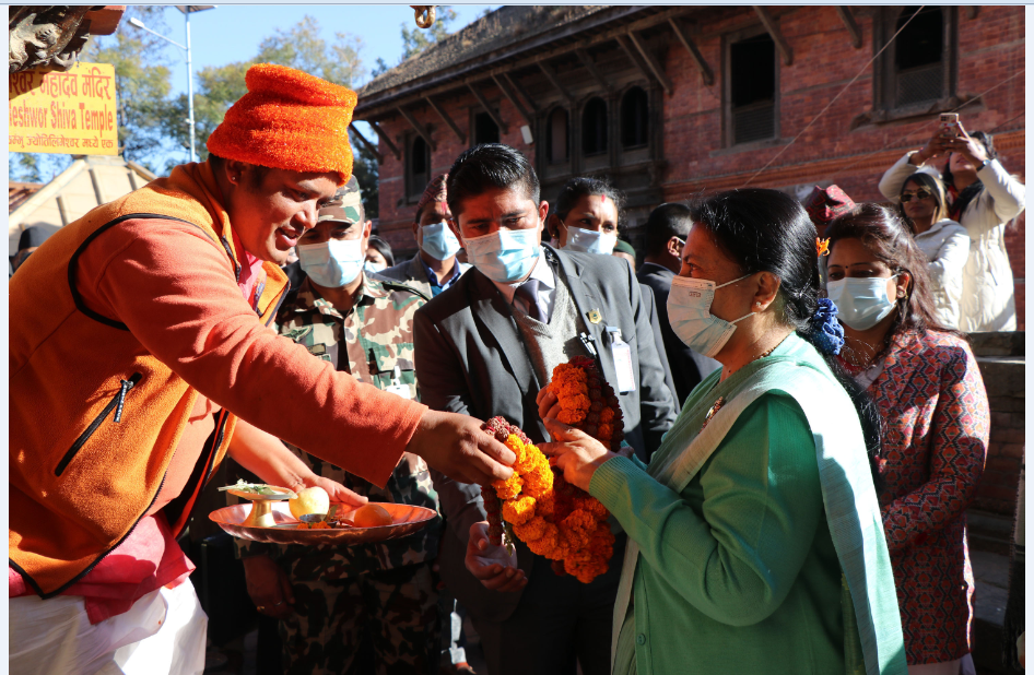 राष्ट्रपति भण्डारीद्वारा चाँगुनारायण मन्दिरमा पूजा एवं अवलोकन