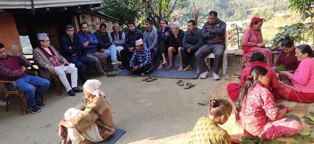 तलाखुमा हत्या भएका पञ्चकन्याका सुमन थापाका परिवारसँग पूर्वमन्त्री मैनालीको भेट