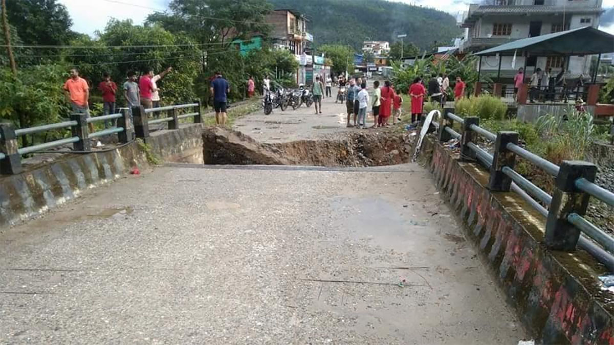 भीषण वर्षापछि पहिरोले नुवाकोट र रसुवामा सडक अवरुद्ध, हाइड्रोपावरमा फसेकाको सकुशल उद्धार